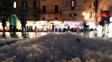 Իտալիայում փողոցները ծածկվել են կարկտի հաստ շերտով