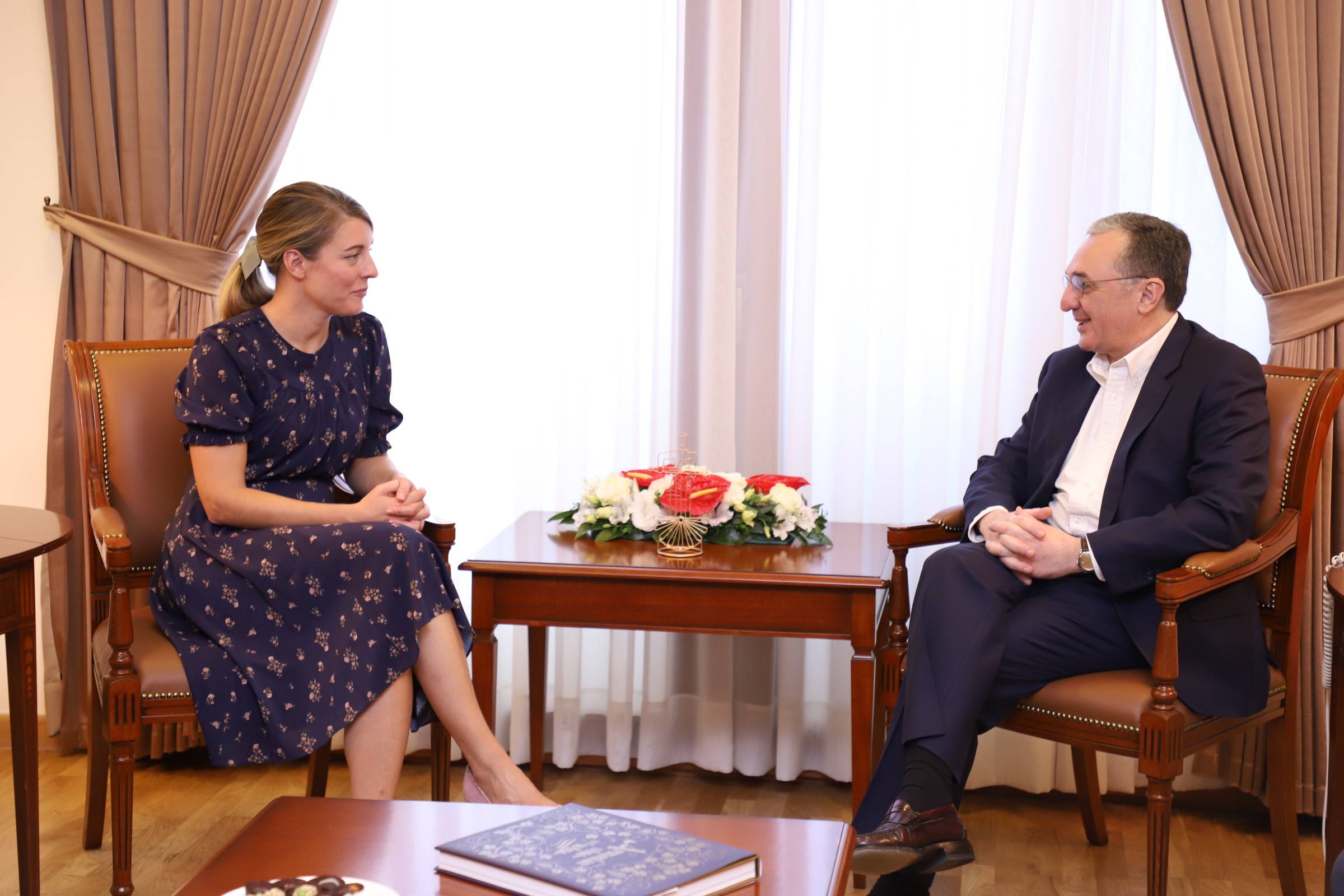 Զոհրաբ Մնացականյանը հանդիպել է Կանադայի զբոսաշրջության, պաշտոնական լեզուների և Ֆրանկոֆոնիայի նախարարին