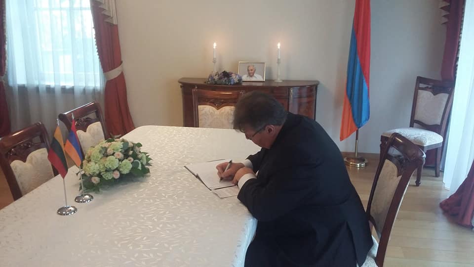 Լիտվայի արտաքին գործերի նախարարը գրառում է կատարել Ազնավուրի հիշատակին նվիրված սգո մատյանում