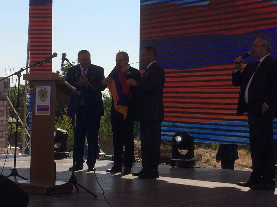 Տիեզերքում ծածանված ՀՀ դրոշը հանձնեցին վարչապետին