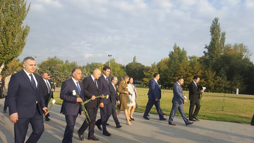 Թրյուդոն՝ Ծիծեռնակաբերդի բարձունքում