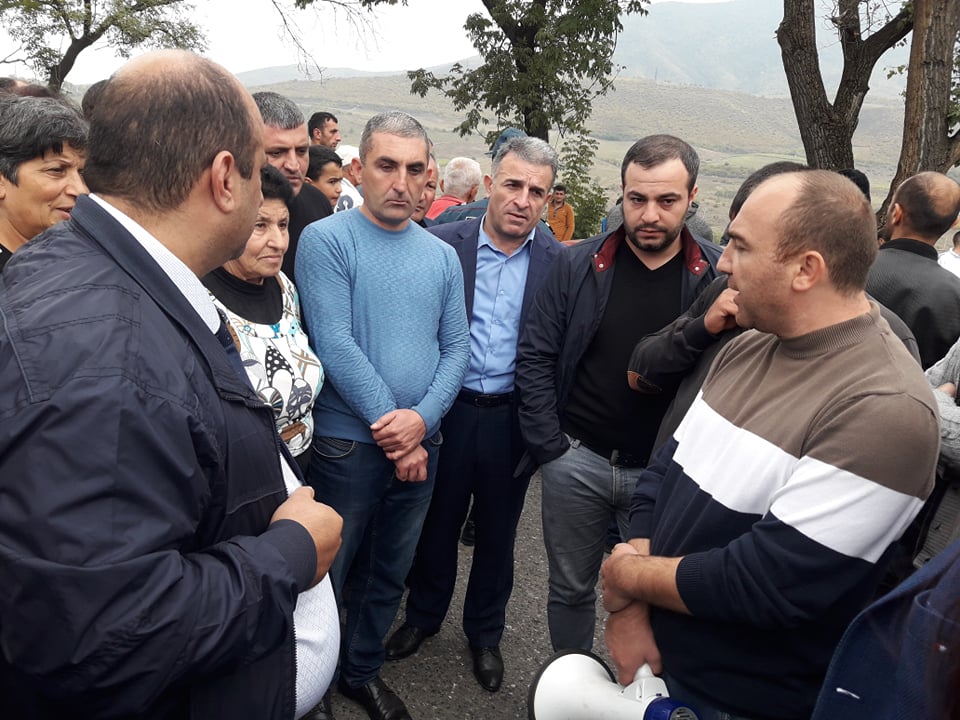 Ազատամուտցիները փակել են միջպետական ճանապարհը, պահանջում են գյուղապետի հրաժարականը