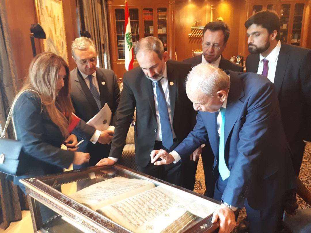 Լիբանանի ԱԺ նախագահը Փաշինյանին ցույց է տալիս իր աշխատասենյակում պահվող 15-րդ դարի Ղուրանը