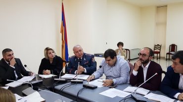 Ոստիկանությունը պնդում է, որ աջ ղեկով մեքենաները վտանգավոր են. վարողները հակառակն են պնդում