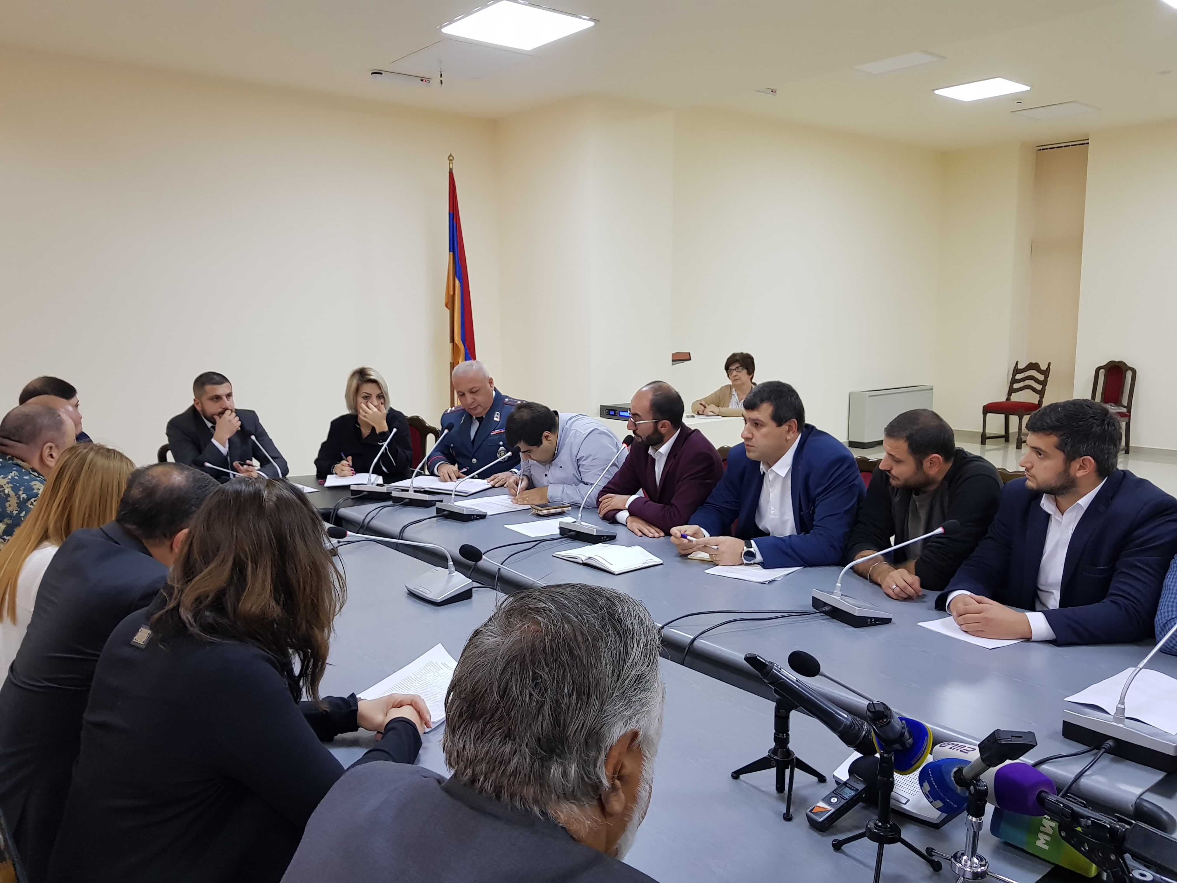 Աջ ղեկով մեքենաներ ներկրել-չներկրելու հարցում կողմերը հայտարարի չեկան
