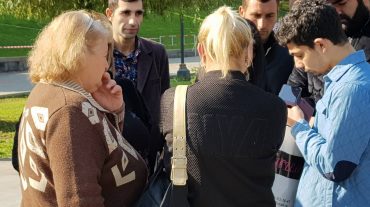 Ցմահ դատապարտյալների մտերիմները նիստին հետևում են ԱԺ բակից՝ բջջային ուղիղ եթերով