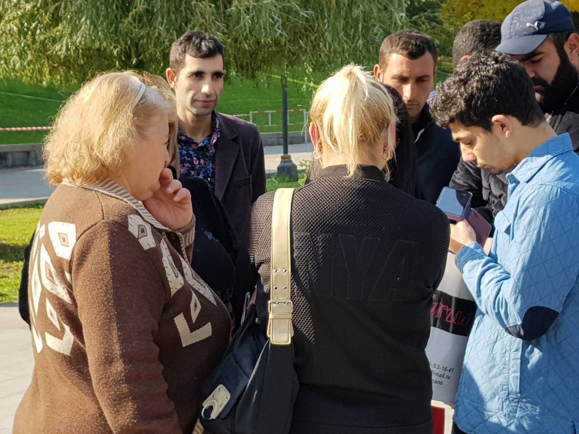 Ցմահ դատապարտյալների մտերիմները նիստին հետևում են ԱԺ բակից՝ բջջային ուղիղ եթերով