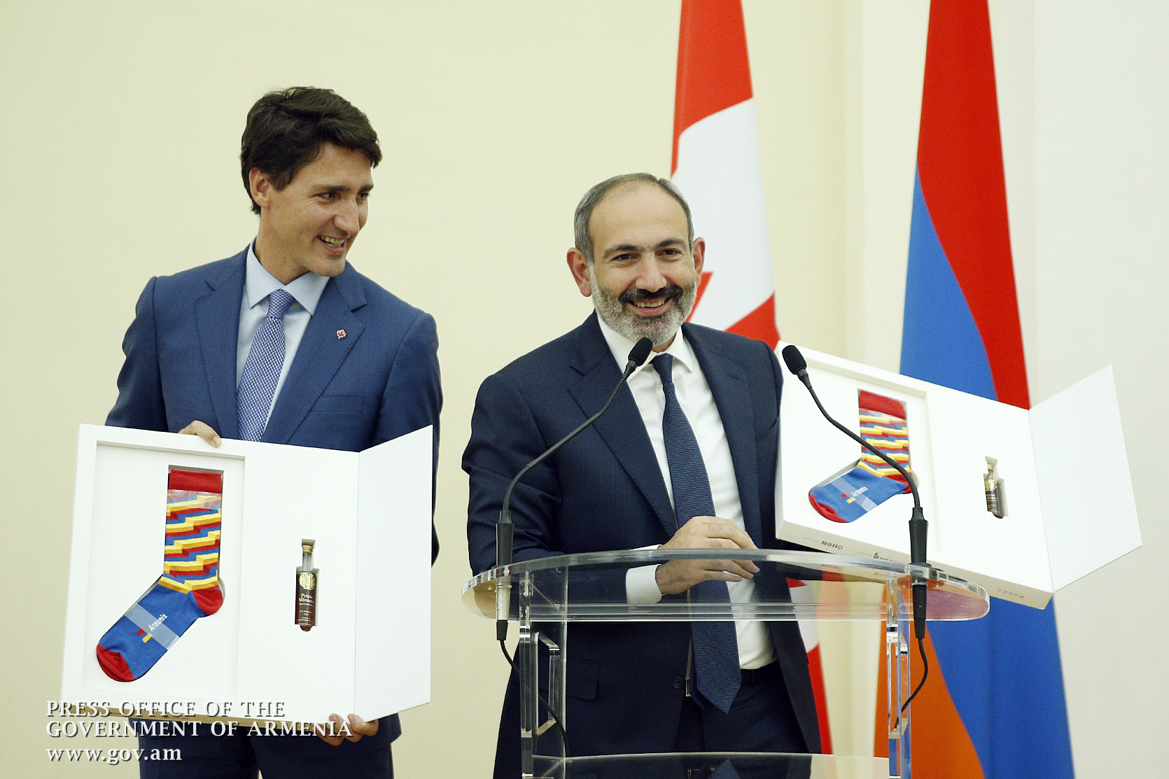 Ջասթինի հետ պայմանավորվել ենք. վաղվա հանդիպմանը երկուսս էլ այս գուլպաներն ենք հագնելու. Փաշինյան