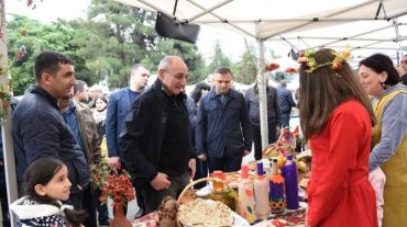 Բակո Սահակյանն այցելել է Գյուղատնտեսության աշխատողի օրվա առթիվ Ստեփանակերտում կազմակերպված տոնավաճառ