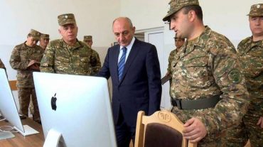 Բակո Սահակյանը կենտրոնական ենթակայության զորամասերից մեկում ծանոթացել է ծառայության ընթացքին