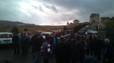 Բողոքի բազմամարդ ակցիա. շինարարները դարձյալ փակել են Գյումրի-Երևան մայրուղին