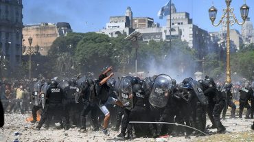 Ոստիկանությունն ու ցուցարարները Բուենոս Այրեսը ռազմադաշտի են վերածել