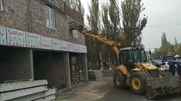 Երևանի քաղաքապետարանն ուղիղ եթերում ապօրինի շինություններ է քանդում