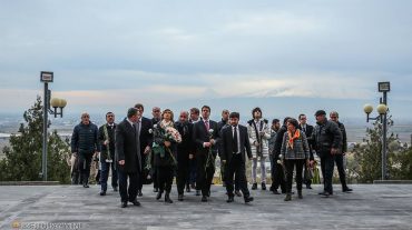 Իլ դը Ֆրանսի պատվիրակությունը` Մուսա լեռան հերոսամարտի հուշահամալիրում