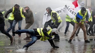 Փարիզում ոստիկաններն արցունքաբեր գազ և ջրցան մեքենաներ են կիրառել ցուցարարների դեմ