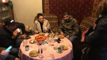 Նիկոլ Փաշինյանին և Աննա Հակոբյանին գաթա են հյուրասիրել
