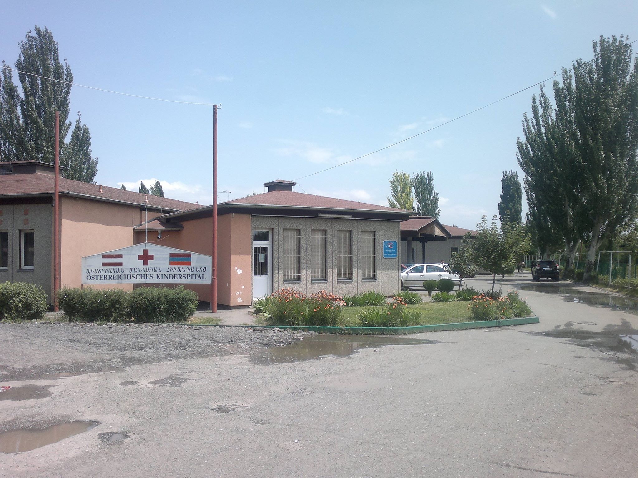 Դպրոցի երկրորդ հարկից ընկած աշակերտուհիներից մեկը վիրահատվել է, մյուսն արդեն դուրս է գրվել հիվանդանոցից
