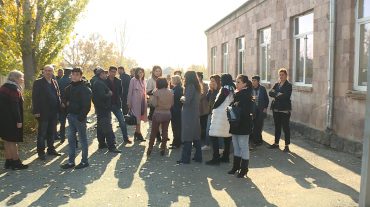 Դաշտ գյուղի դպրոցի ուսուցիչները բողոքում են նախկին տնօրենից, ծնողների մի մասը՝ գովում
