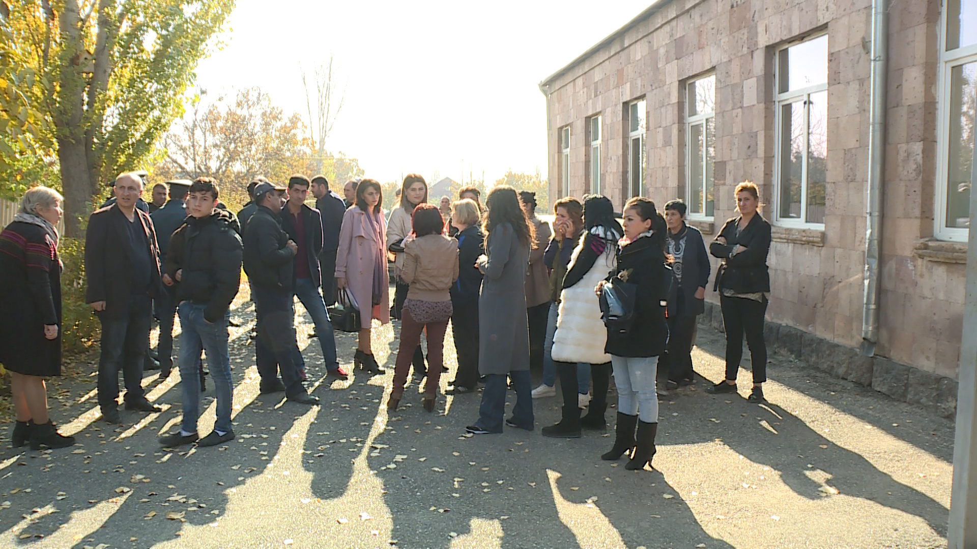 Դաշտ գյուղի դպրոցի ուսուցիչները բողոքում են նախկին տնօրենից, ծնողների մի մասը՝ գովում