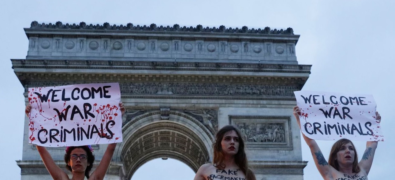 FEMEN-ի ակտիվիստները կիսամերկ ակցիա են իրականացրել Փարիզում կայանալիք միջոցառումից առաջ