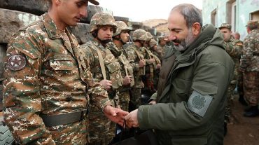 Փաշինյանն աչքի ընկած դիրքապահներին պարգևատրել է հայկական ժամացույցներով