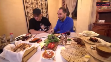 Comedy Club-ի Գարիկ Խառլամովը և Դեմիս Կարիբիդիսը հայկական ուտեստներ են ճաշակում