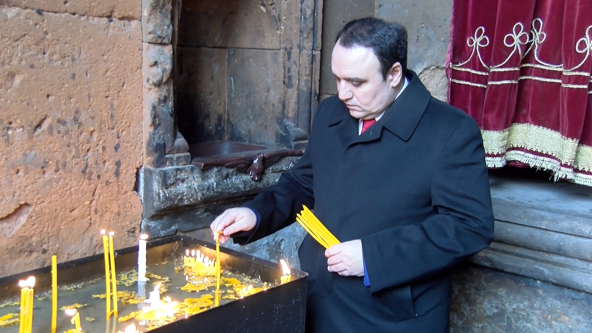 Մենք ո՛չ սև ենք, ո՛չ սպիտակ. ՕԵԿ-ը քարոզարշավը սկսեց մոմավառությամբ