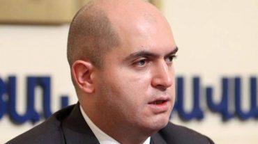 Էջմիածնում ուրիշ տեղ չկա՞ պաստառ փակցնելու, քան Մայր Աթոռի ցանկապատը. Արմեն Աշոտյան