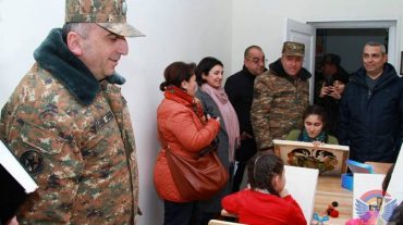 Արցախի ՊԲ հրամանատարն ու ԱԳ նախարարն այցելել են զինծառայողներին, ճաշել նրանց հետ