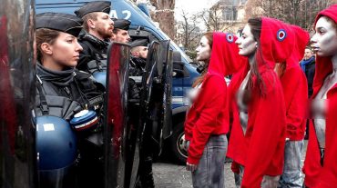 Փարիզում կրծքաբաց կանայք միացել են ցուցարարներին