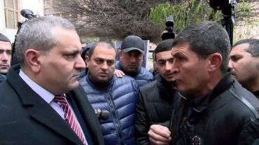 Բողոքի ակցիա կառավարության շենքի դիմաց. մեքենաների առքուվաճառքով զբաղվողներն օրենսդրական փոփոխություններ են պահանջում