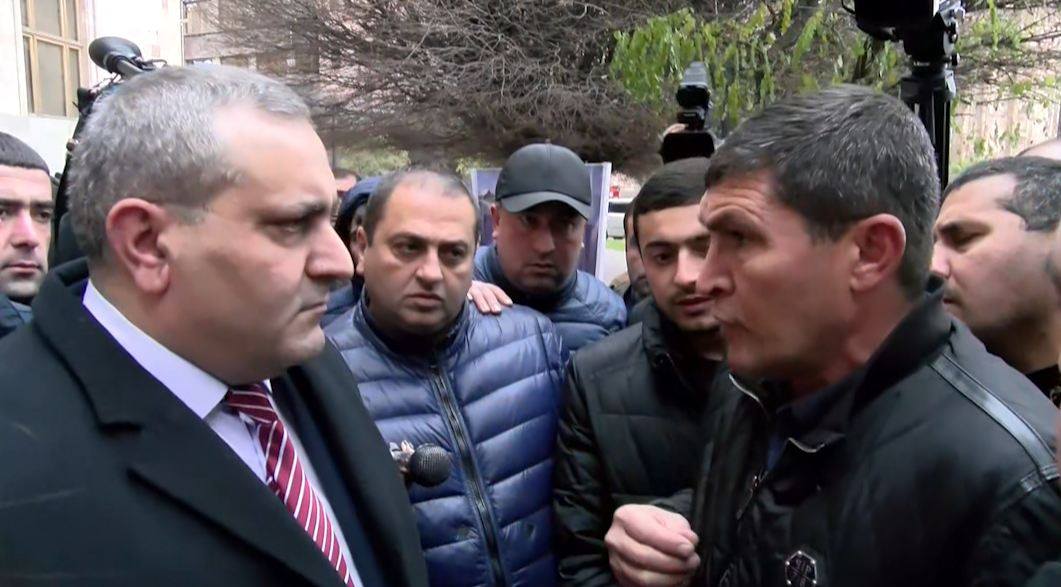 Բողոքի ակցիա կառավարության շենքի դիմաց. մեքենաների առքուվաճառքով զբաղվողներն օրենսդրական փոփոխություններ են պահանջում