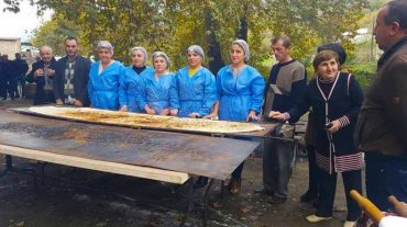 Արցախում արտասովոր չափսերի հասնող ժենգյալով հաց է թխվել