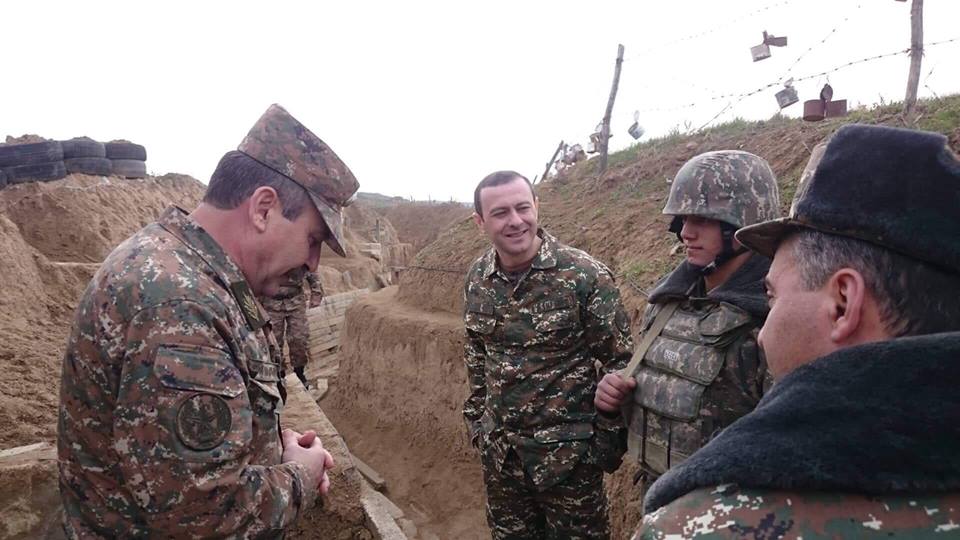 ԱԽ քարտուղարն այցելել է առաջնագիծ ու շնորհավորել զինծառայողներին