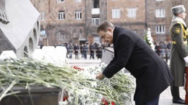 Արա Բաբլոյանը Գյումրիում հարգել է 1988 թ. երկրաշարժի զոհերի հիշատակը