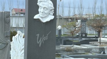 Կիմ Երիցյանի գերեզմանաքարը տեղում է