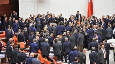 Թուրքիայում պատգամավորներն իրար ծեծել են հեղաշրջման փորձի մասին բանավիճելիս