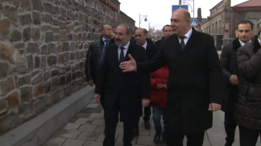 Փաշինյանը Բալասանյանի հետ շրջել է Գյումրու պատմական հատվածի վերականգնված փողոցներով
