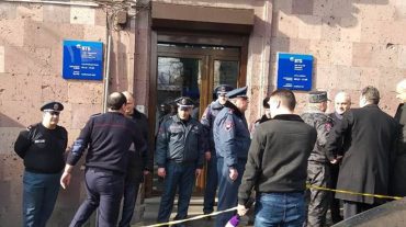 Ոստիկանը վնասազերծել է կացնով բանկ մտած տղամարդուն