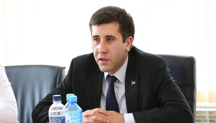 Եթե չեք ցանկանում հանրությանն իրազեկել, գոնե Աղաջանովներին տեղեկացրեք վարչապետի որոշման մասին. Ռուբեն Մելիքյան