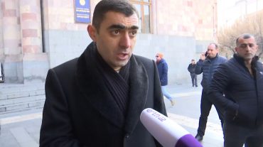 Բեռնափոխադրողները բողոքի ակցիա են իրականացրել կառավարության շենքի դիմաց