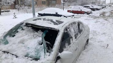 Ջերմուկում տեղացած առատ ձյունը վնասներ է հասցրել մեքենաներին