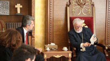 Արամ Ա. Կաթողիկոս Անթիլիասի Մայրավանքի իր գրասենեակին մէջ ընդունեց Կարօ Փայլանը