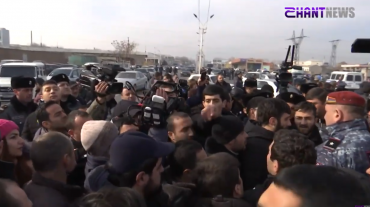 Բախումներ Էջմիածին-Երևան ավտոճանապարհին ցուցարարների և ոստիկանների միջև