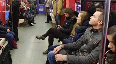 Ռուսաստանում առաջարկվում է արգելել մետրոպոլիտենում ոտքը ոտքին գցած երթևեկելը