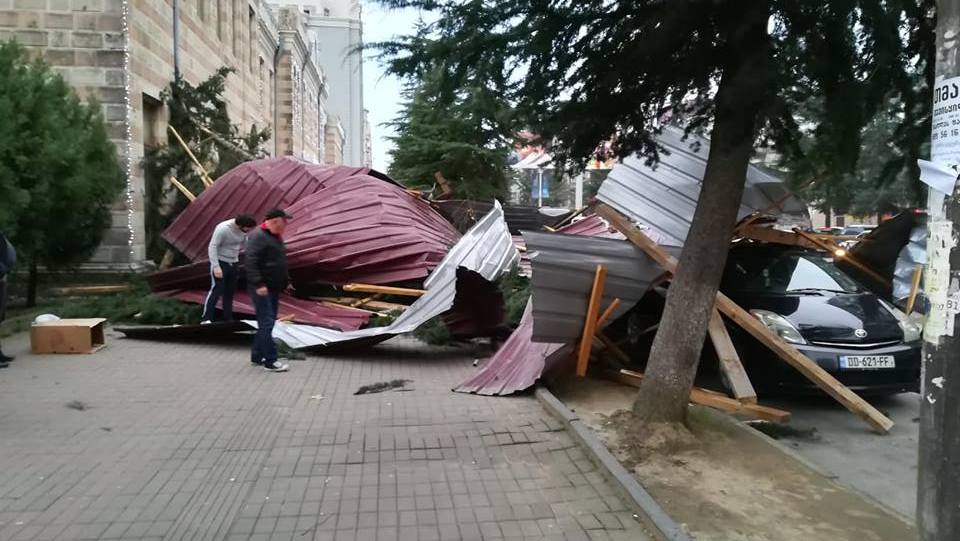 Սև ծովում փոթորիկ է․ Բաթումում ուժեղ քամուց մարդիկ են տուժել