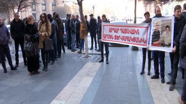 Ցմահ դատապարտյալ Արմեն Տեր-Սահակյանի հարազատները ցույց են արել կառավարության շենքի դիմաց