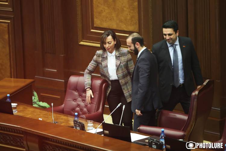 Կին պատգամավորները «կապրիզներ» ունեն. «Հրապարակ»