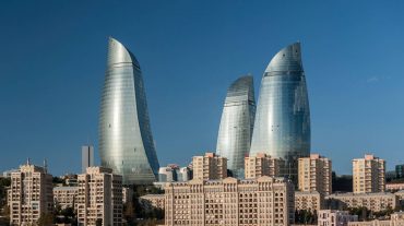 Այսուհետ արգելվում է Ադրբեջանի հիմնը երգել օտար լեզվով, զինանշանը տպել այն տեղերում, որտեղ նստում կամ քայլում են