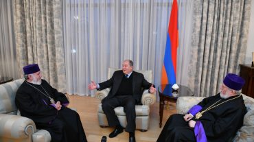 Հայրենիքին ծառայելն առաքելություն է. Նախագահը հյուրընկալել է Ն.Ս.Օ.Տ.Տ. Գարեգին Բ Ծայրագույն Պատրիարք և Ամենայն Հայոց Կաթողիկոսին և Ն.Ս.Օ.Տ.Տ. Արամ Ա Մեծի Տանն Կիլիկիո Կաթողիկոսին
